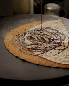 La crêpe sucrée au chocolat maison est en préparation