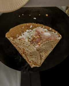 Crêpe jambon fromage en préparation