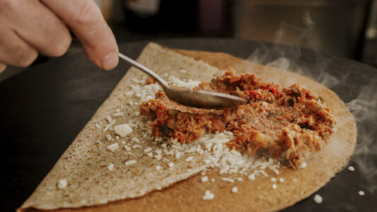 Préparation de la succulente crêpe salé ratatouille de thon à la provençale