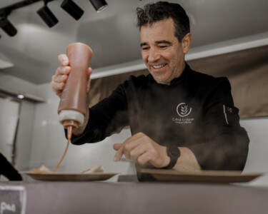 Philou dans son foodtruck qui cuisine avec passion